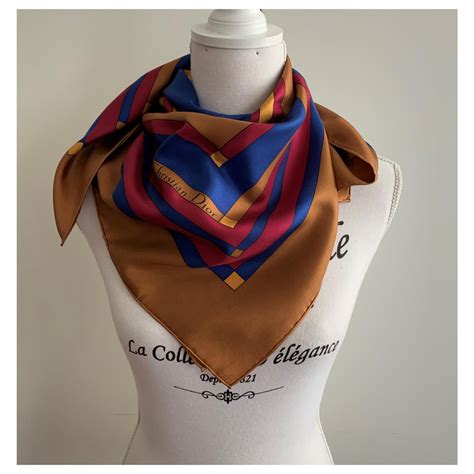 Foulard CHRISTIAN DIOR vintage .